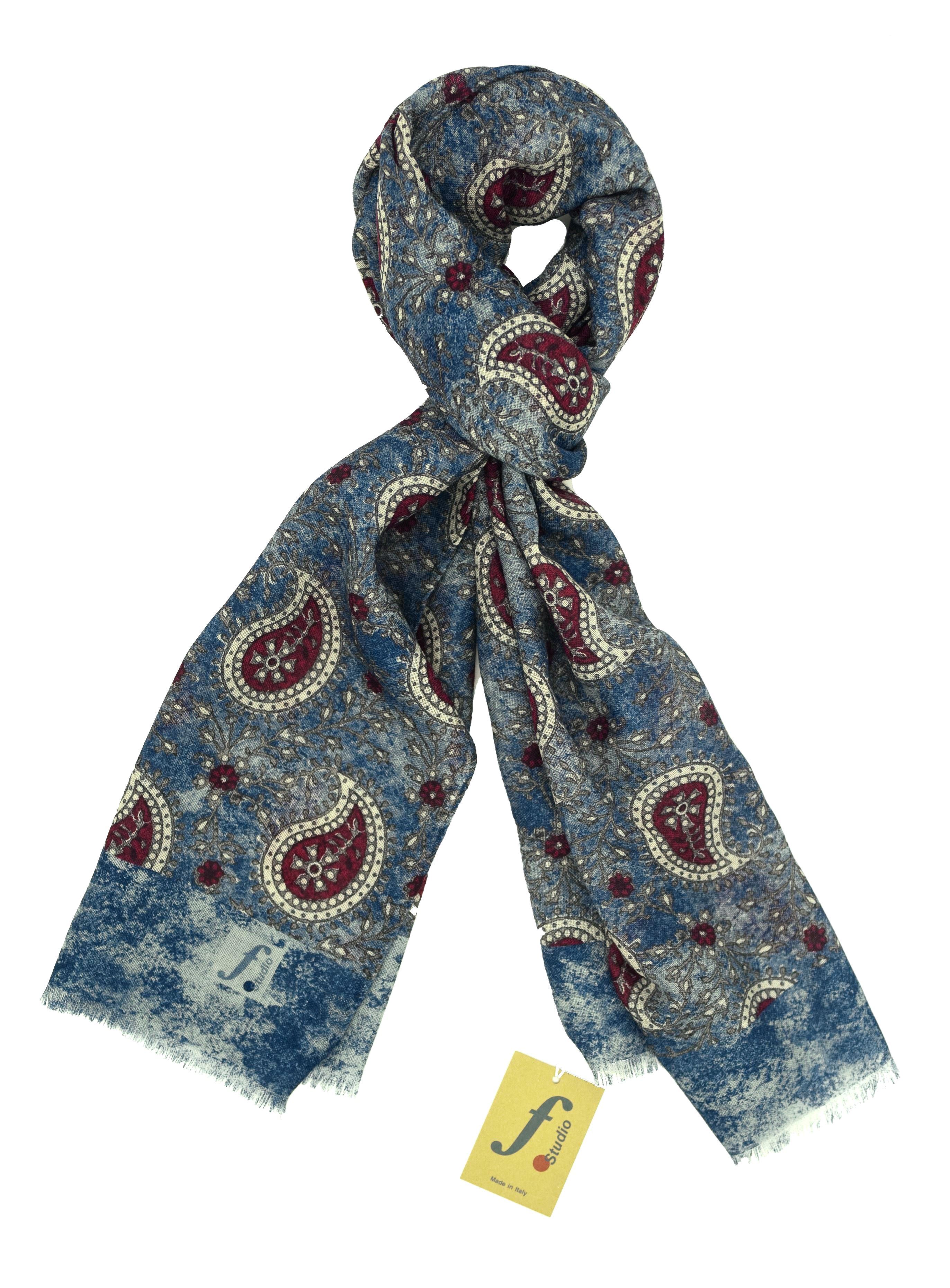 Picture of Cortina Wool scarf with blue background