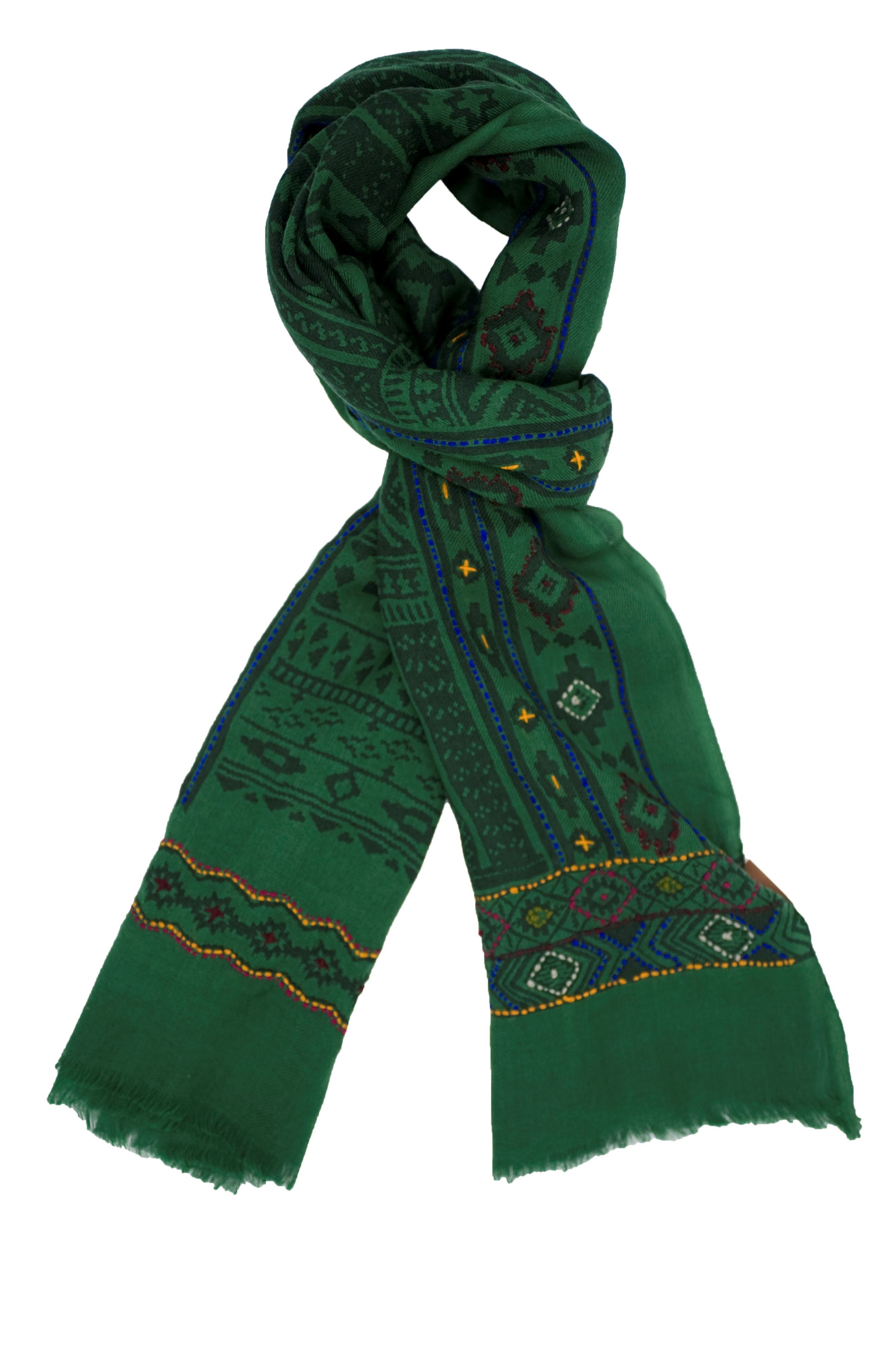 Immagine di sciarpa in lana  fondo verde