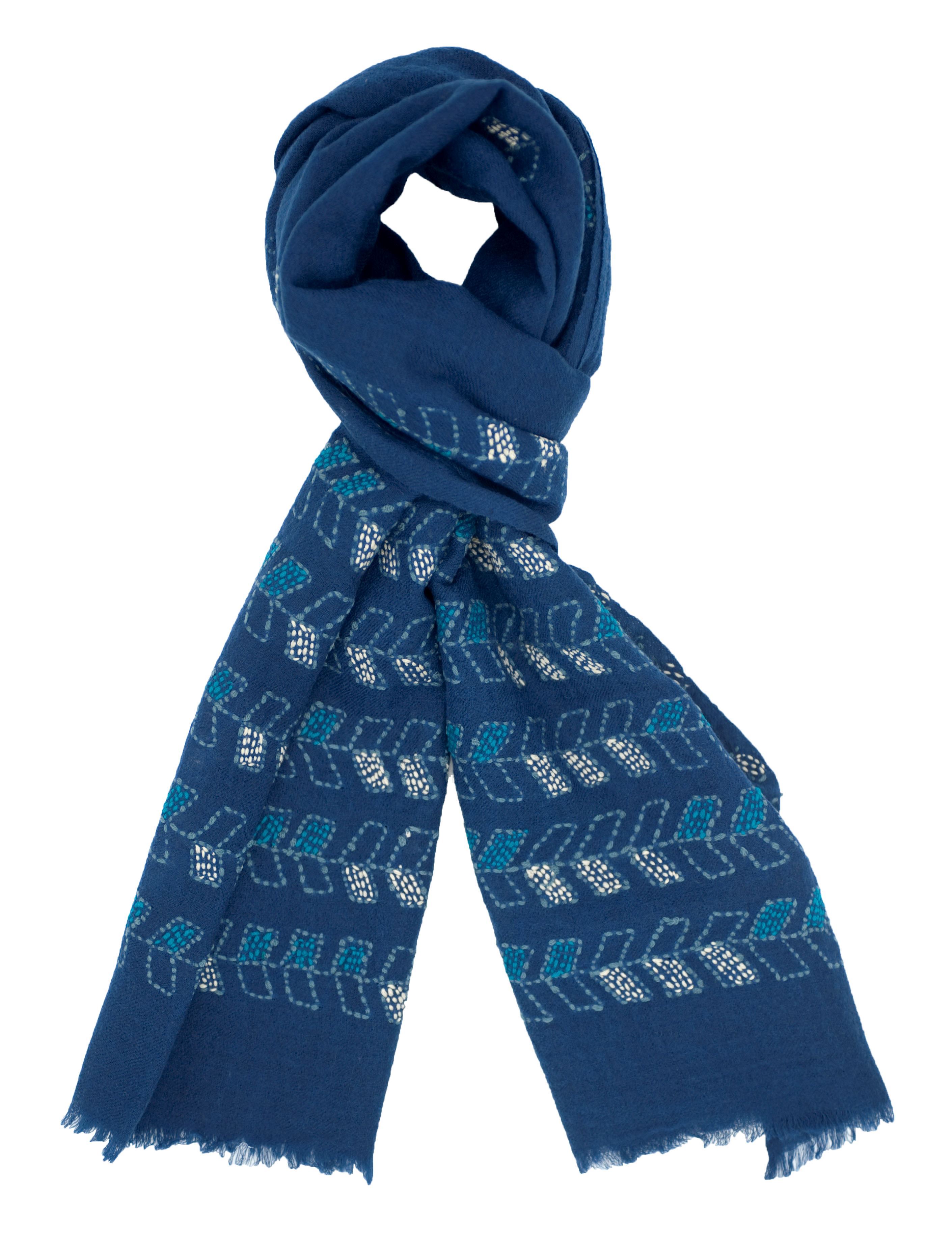 Immagine di sciarpa in lana  fondo blu